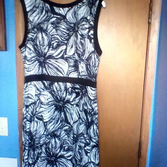 Sleeveless summer dress - Picture 2 of 3